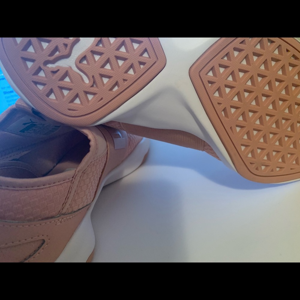 Pink Puma’s size  7 1/2 Rosa Puma talla 7 1/2